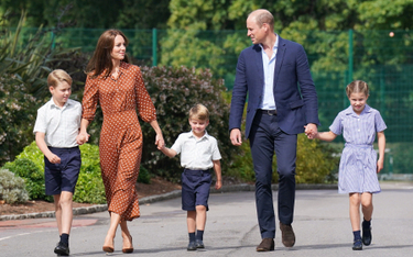 Żoną księcia Williama jest Kate Middleton, z którą mają trójkę potomstwa – dwóch synów i córkę.