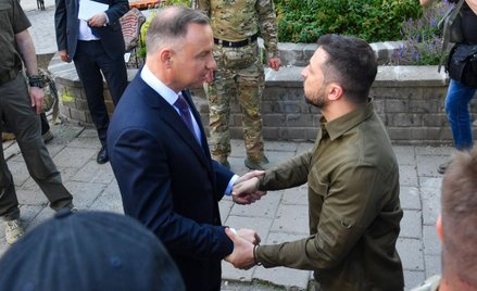 Prezydenci Andrzej Duda i Wołodymyr Zełenski  przed katedrą śś. Apostołów Piotra i Pawła w Łucku, li