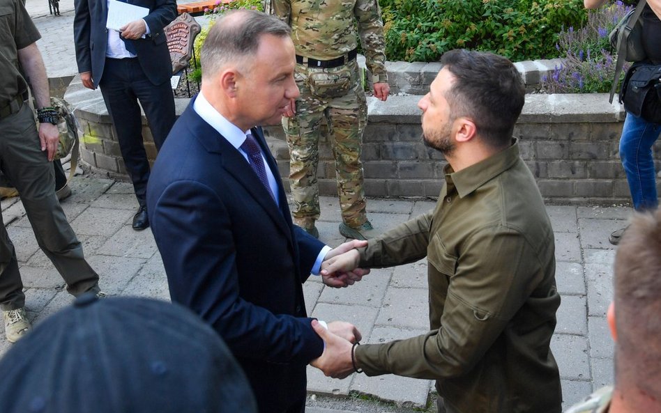 Prezydenci Andrzej Duda i Wołodymyr Zełenski  przed katedrą śś. Apostołów Piotra i Pawła w Łucku, li