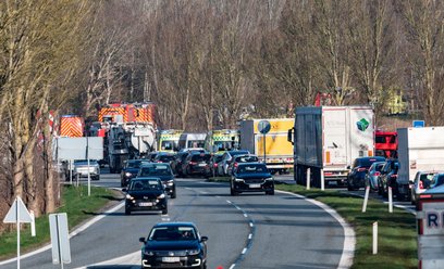Służby ratunkowe na miejscu zderzenia pociągów w rejonie Hillerød w Danii