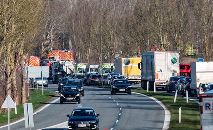Służby ratunkowe na miejscu zderzenia pociągów w rejonie Hillerød w Danii