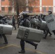 Policjanci patrolujący ulicę w mieście Ałmaty.