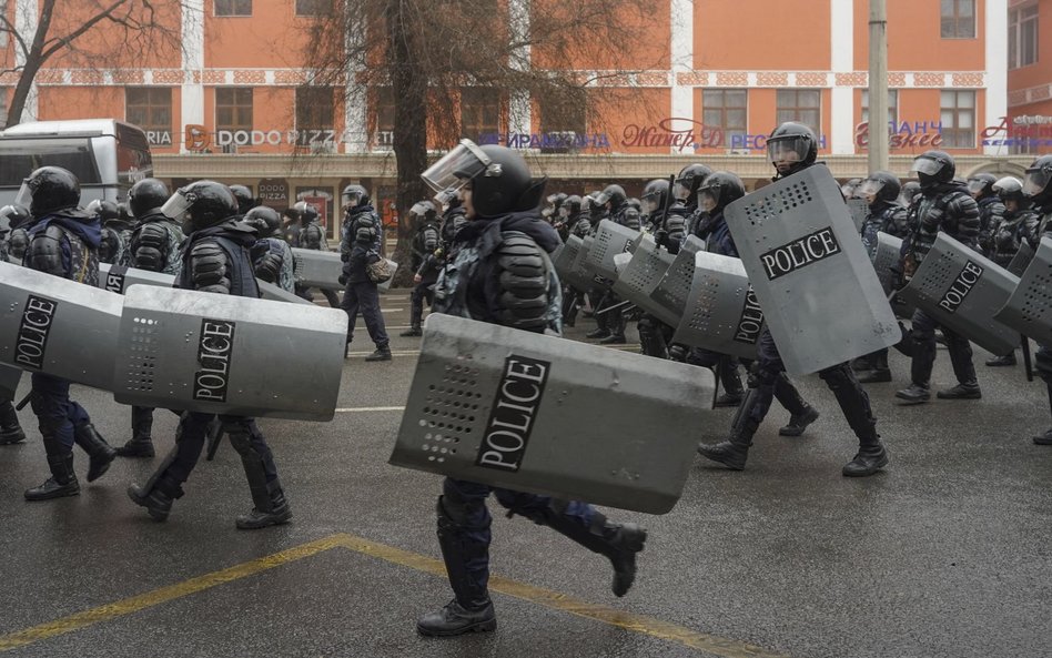 Policjanci patrolujący ulicę w mieście Ałmaty.