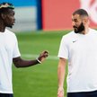 Paul Pogba (z lewej) i Karim Benzema wiedzą już, że przyjaciele z dzieciństwa potrafią narobić probl