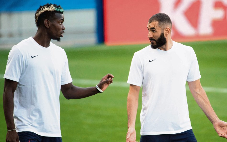 Paul Pogba (z lewej) i Karim Benzema wiedzą już, że przyjaciele z dzieciństwa potrafią narobić probl