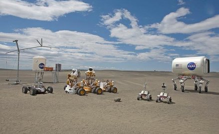 Tak NASA wyobraża sobie księżycowe łaziki przyszłości.