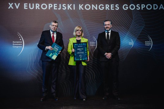 Z nagrodą dla PZU Dorota Macieja, członkini zarządu PZU Życie odpowiedzialna za wdrażanie strategii 