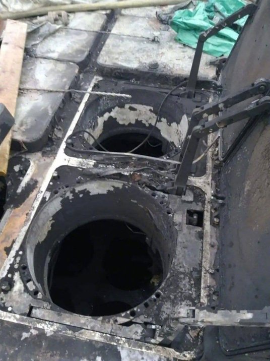 Spalone elementy okrętu. Widać fragment uniwersalnej wyrzutni pionowej pocisków rakietowych UKSK.