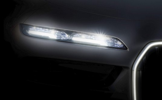 Przedni pas z wąskimi światłami głównymi