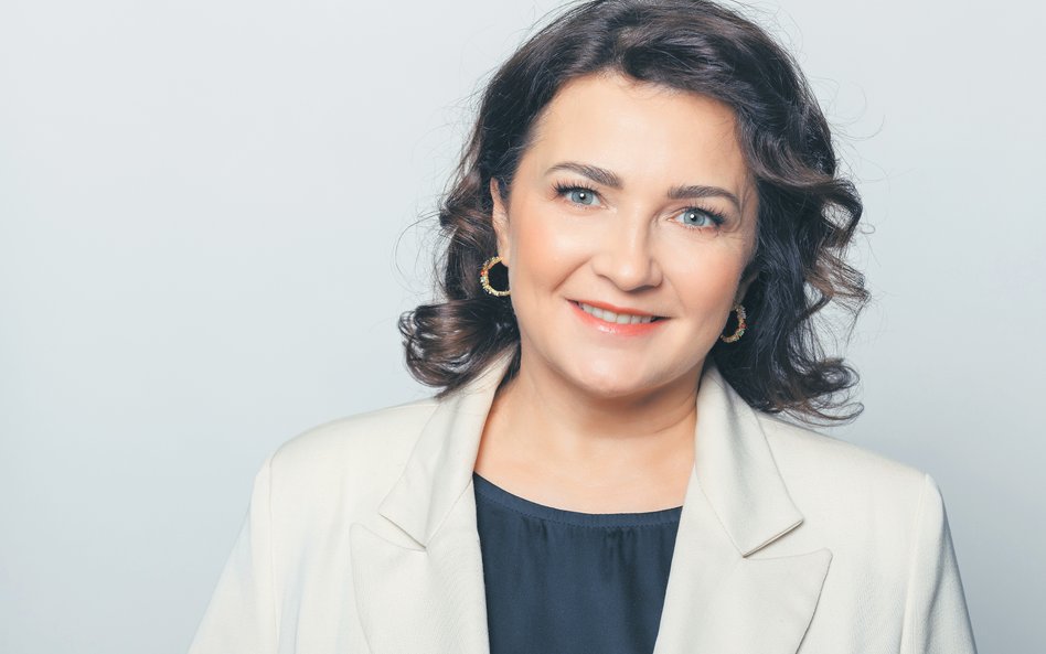 DR SYLWIA HAŁAS-DEJ PROREKTORKA DS. ROZWOJU UCZELNI I WSPÓŁPRACY Z OTOCZENIEM, DZIEKAN CENTRUM DORAD