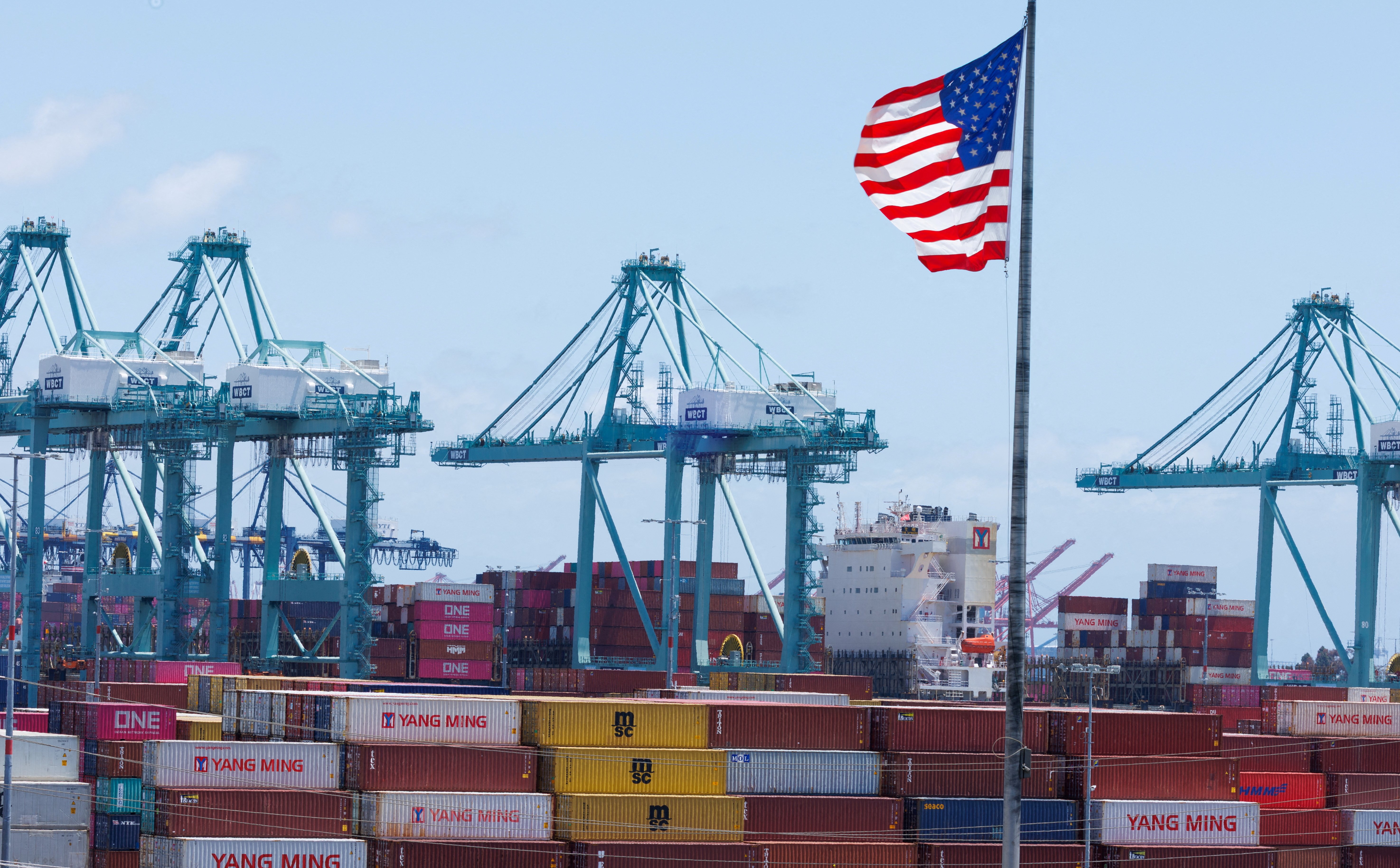 Deficyt w handlu USA z Chinami najniższy od 2004 r. Cła na leki celują w 250 proc.