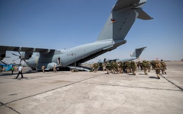 Lądowanie w Kabulu. Wojsko używa flar, by uniknąć potencjalnych rakiet