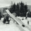 Widok wieży startowej toru saneczkowego z Góry Parkowej w Krynicy podczas ME w saneczkarstwie w 1935