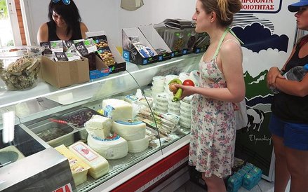 Czasem pani Iwona pomaga w sklepie teścia, który leży vis a vis jej biura z wycieczkami