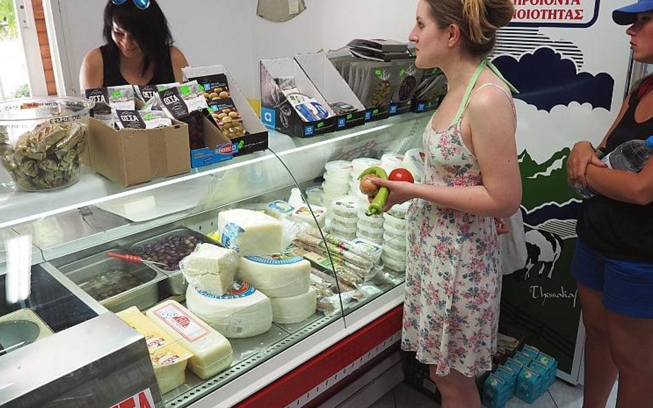 Czasem pani Iwona pomaga w sklepie teścia, który leży vis a vis jej biura z wycieczkami