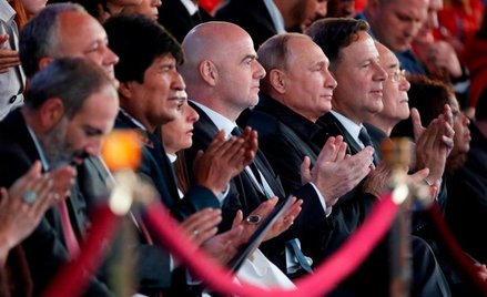 Króka ławka gości. Od lewej: premier Armenii Nikol Paszynian, prezydent Mołdawii Igor Dodon, prezyde