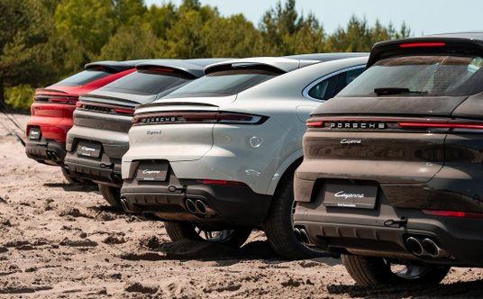 Porsche Cayenne na Pustyni Błędowskiej