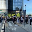 Pełnoprawne przejście dla pieszych - przed zebrą stoi znak D-6