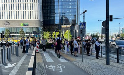 Pełnoprawne przejście dla pieszych - przed zebrą stoi znak D-6
