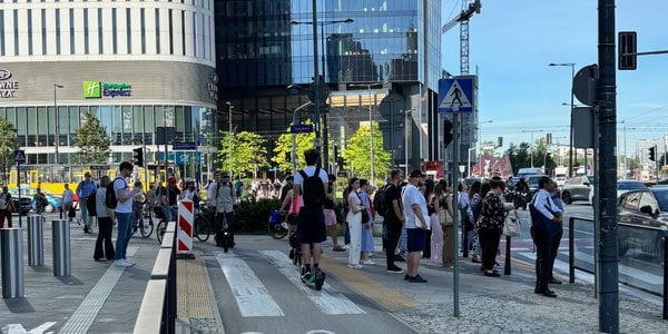 Przejścia bez znaków pionowych nie dają pieszym pierwszeństwa — ekspert: usunąć je