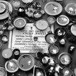 Warszawa, Stare Powązki. Znicze wokół grobu Grzegorza Przemyka oraz klepsydra pożegnalna ksiedza Jer