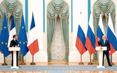 Prezydent Francji Emmanuel Macron podczas spotkania z prezydentem Władimirem Putinem