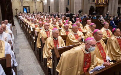 Podczas mszy św. w łódzkiej katedrze (5 września) tylko kilku koncelebrujących biskupów miało na twa
