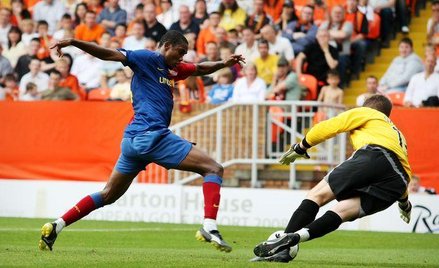 Samuel Eto'o podczas meczu z Dundee United