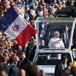 Papież Leon XIV w drodze na mszę świętą w sanktuarium Matki Bożej w Lourdes