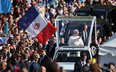 Papież Leon XIV w drodze na mszę świętą w sanktuarium Matki Bożej w Lourdes