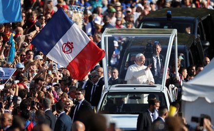 Papież Leon XIV w drodze na mszę świętą w sanktuarium Matki Bożej w Lourdes