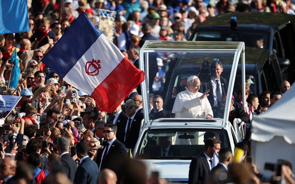 Papież Leon XIV w drodze na mszę świętą w sanktuarium Matki Bożej w Lourdes
