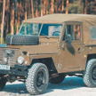 Land Rover Lightweight ma tylko brezentowy dach, który szybko można zdemontować.
