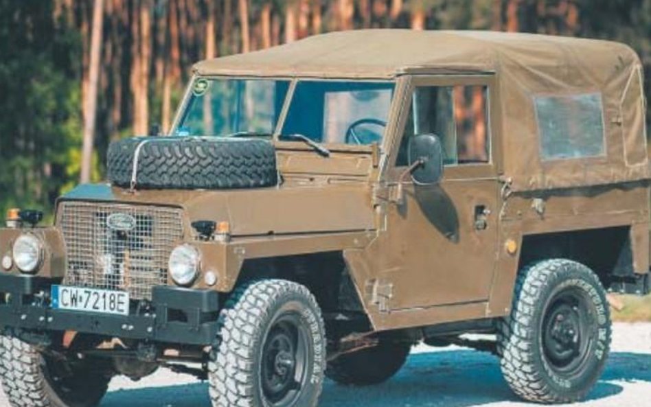 Land Rover Lightweight ma tylko brezentowy dach, który szybko można zdemontować.