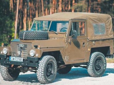Land Rover Lightweight ma tylko brezentowy dach, który szybko można zdemontować.