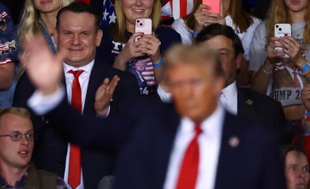 Dominik Tarczyński na przedwyborczym wiecu Donalda Trumpa w Salem w Wirginii