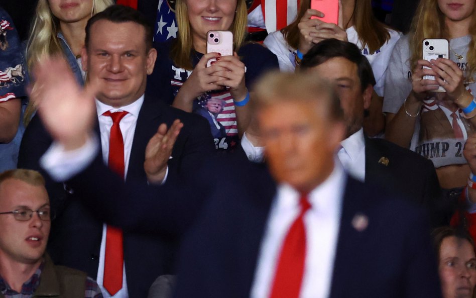 Dominik Tarczyński na przedwyborczym wiecu Donalda Trumpa w Salem w Wirginii