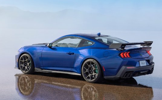 Ford Mustang Dark Horse SC w wersji Track Pack ma charakterystyczny „kaczy ogon” oraz nowy karbonowy