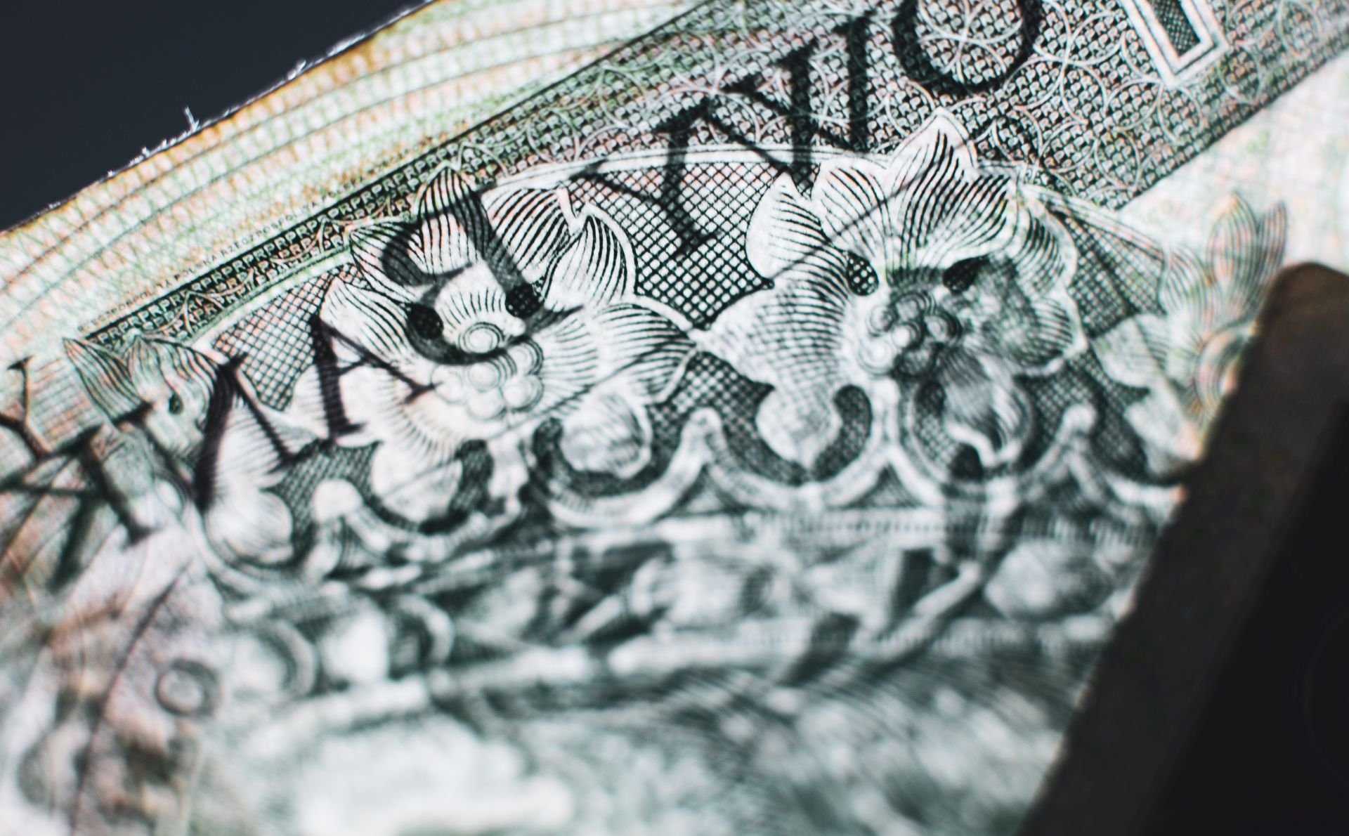 Upadek francuskiego rządu pogrążył euro. Co ze złotym?