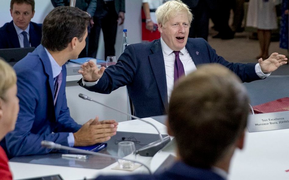 Premier Wielkiej Brytanii podczas roboczego śniadania