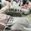 Paczki pełne ubrań w fabryce odzieży Shein w Kantonie, w prowincji Guangdong, w Chinach