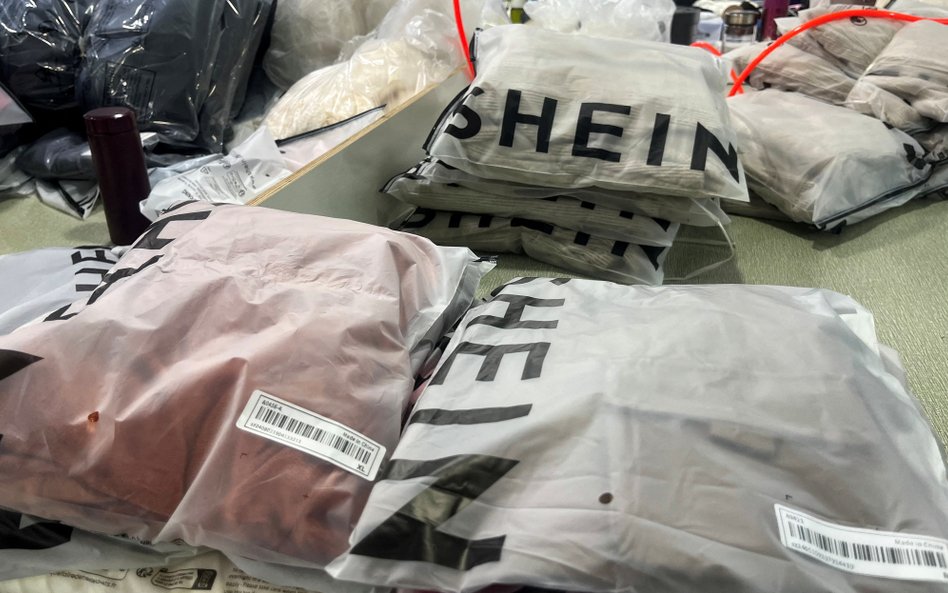 Paczki pełne ubrań w fabryce odzieży Shein w Kantonie, w prowincji Guangdong, w Chinach