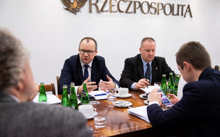 Od lewej: rzecznik praw obywatelskich Adam Bodnar i prezes Press Club Polska Marcin Lewicki