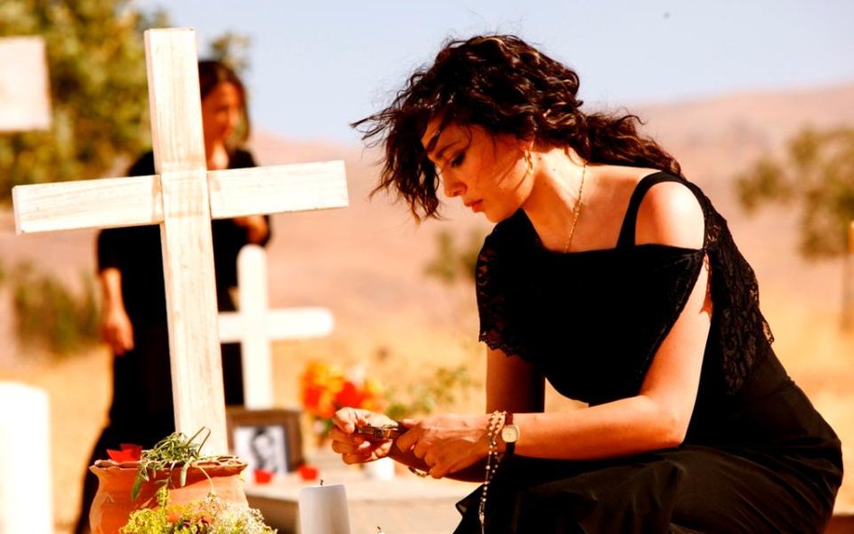 Reżyserka Nadine Labaki w roli pięknej Amale; film "Dokąd teraz?"