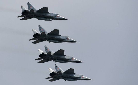 Formacja czterech MiG-31(I)K z podwieszonymi pociskami 9-S-7760 systemu Kinżał.