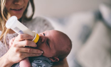 Dzieci karmione butelkami spożywają "miliony" mikroplastików