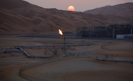 Pole naftowe należace do Saudi Aramco, znajdujace się na na pustyni Rub' Al-Khali w Shaybah w Arabii