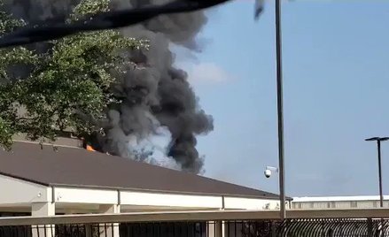 Dallas: Samolot rozbił się o hangar. 10 ofiar