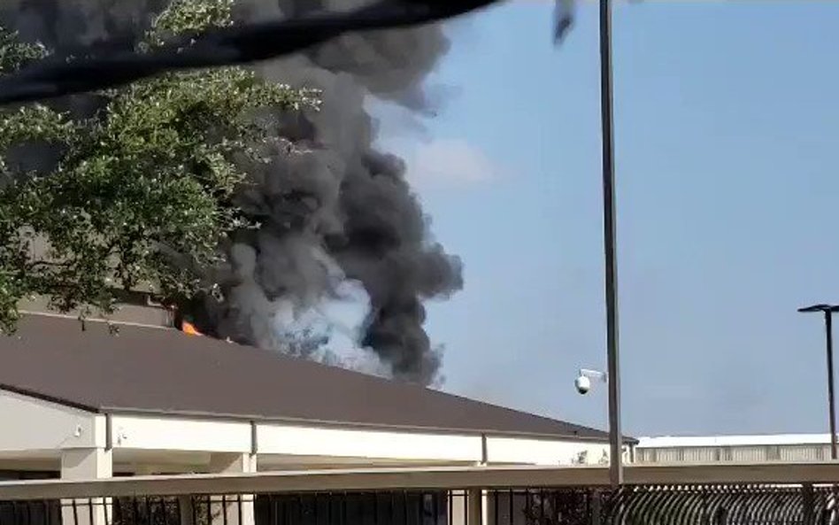 Dallas: Samolot rozbił się o hangar. 10 ofiar