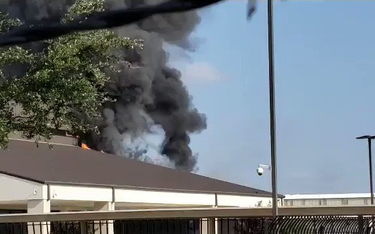 Dallas: Samolot rozbił się o hangar. 10 ofiar